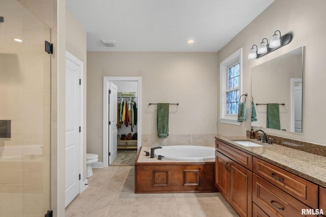 27 Blackstone Cir Circle, Le Claire, IA 52753