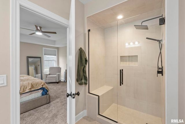 27 Blackstone Cir Circle, Le Claire, IA 52753