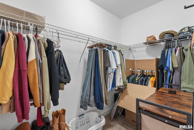 27 Blackstone Cir Circle, Le Claire, IA 52753