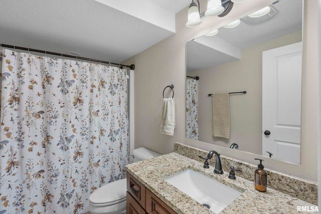 27 Blackstone Cir Circle, Le Claire, IA 52753