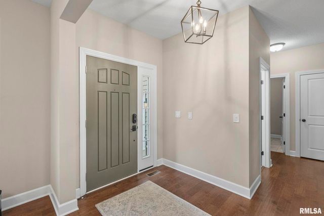 27 Blackstone Cir Circle, Le Claire, IA 52753