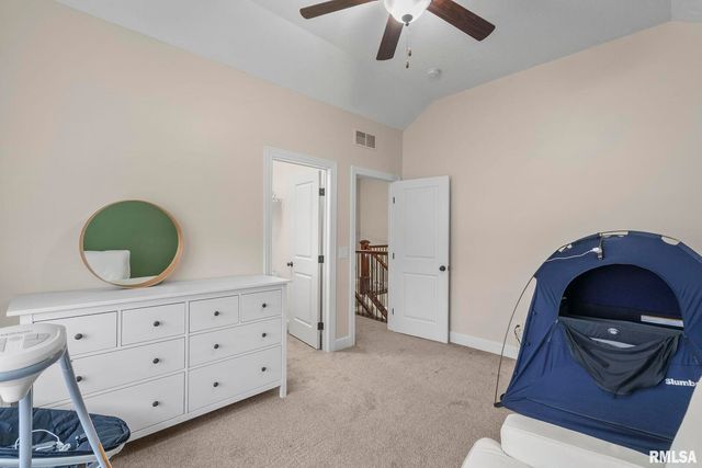 27 Blackstone Cir Circle, Le Claire, IA 52753