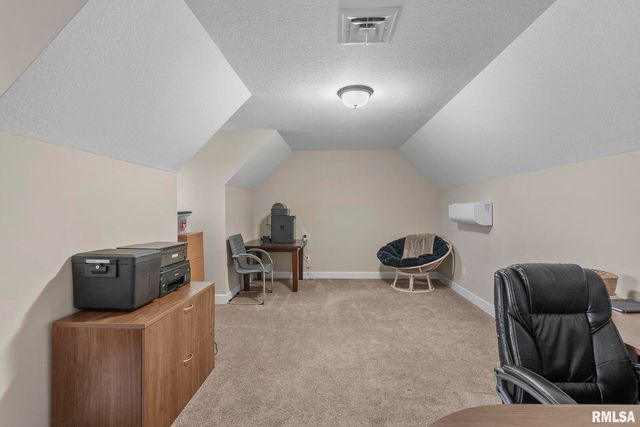 27 Blackstone Cir Circle, Le Claire, IA 52753