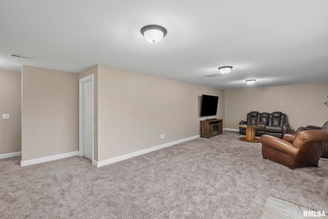 27 Blackstone Cir Circle, Le Claire, IA 52753