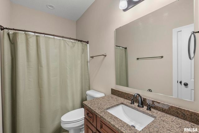 27 Blackstone Cir Circle, Le Claire, IA 52753