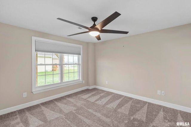 27 Blackstone Cir Circle, Le Claire, IA 52753