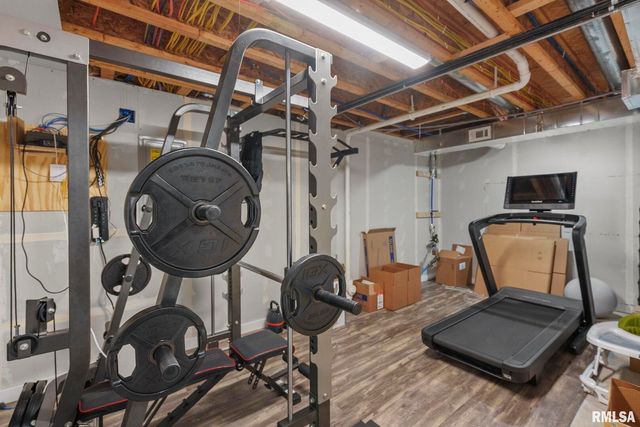 27 Blackstone Cir Circle, Le Claire, IA 52753