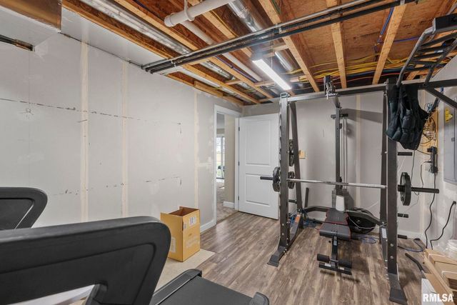 27 Blackstone Cir Circle, Le Claire, IA 52753