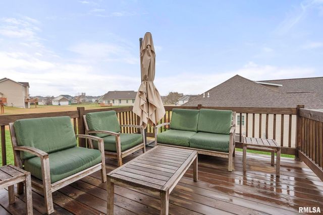 27 Blackstone Cir Circle, Le Claire, IA 52753