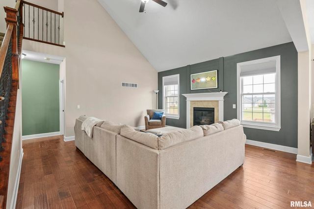 27 Blackstone Cir Circle, Le Claire, IA 52753