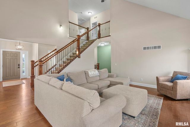 27 Blackstone Cir Circle, Le Claire, IA 52753