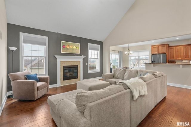 27 Blackstone Cir Circle, Le Claire, IA 52753