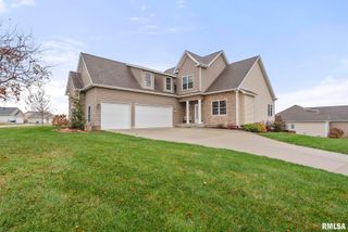 27 Blackstone Cir Circle, Le Claire, IA 52753