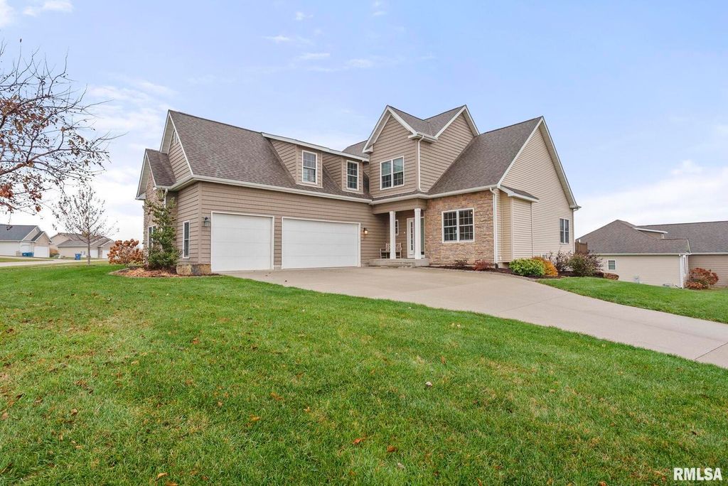 27 Blackstone Cir Circle, Le Claire, IA 52753