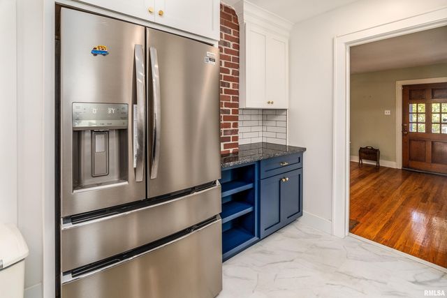 711 W ELM Street, Carbondale, IL 62901