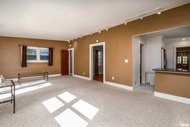 711 W ELM Street, Carbondale, IL 62901