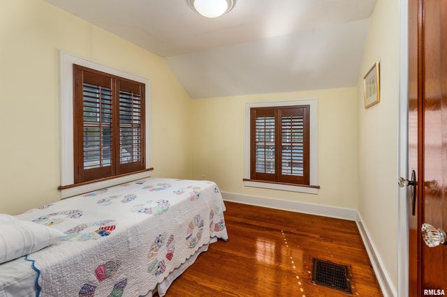 711 W ELM Street, Carbondale, IL 62901