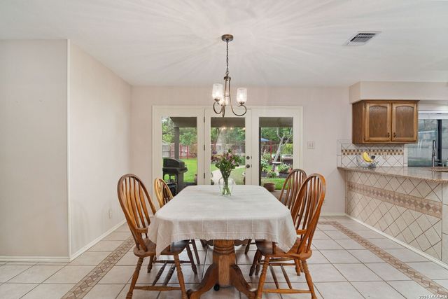 110 KETTLE CV, Universal City, TX 78148