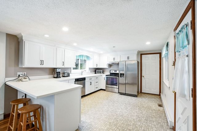 34 Bob White Ln, Falmouth, MA 02540