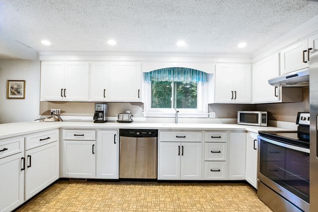 34 Bob White Ln, Falmouth, MA 02540