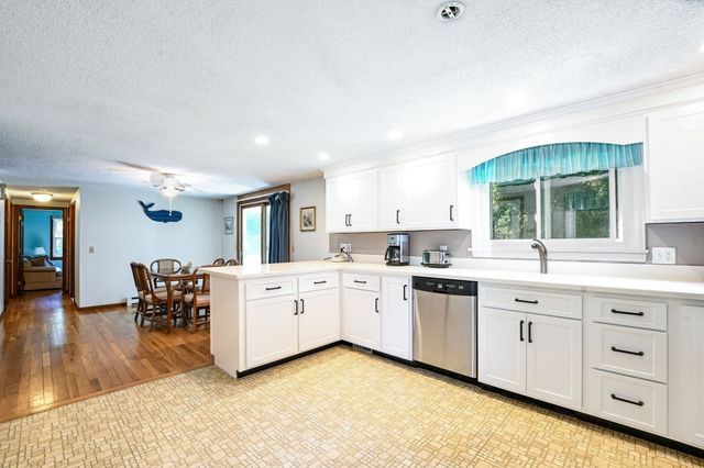34 Bob White Ln, Falmouth, MA 02540