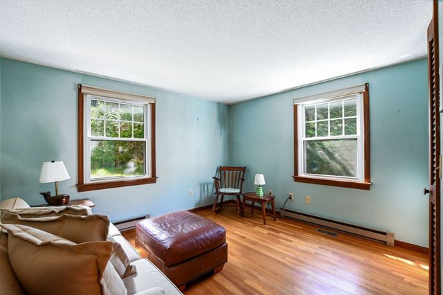 34 Bob White Ln, Falmouth, MA 02540