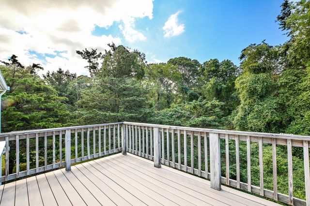 34 Bob White Ln, Falmouth, MA 02540