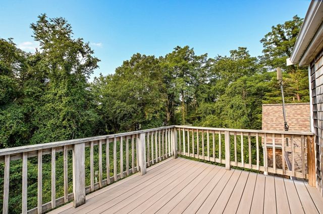 34 Bob White Ln, Falmouth, MA 02540