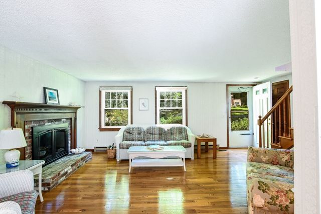 34 Bob White Ln, Falmouth, MA 02540