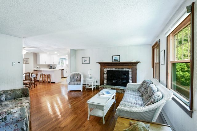 34 Bob White Ln, Falmouth, MA 02540
