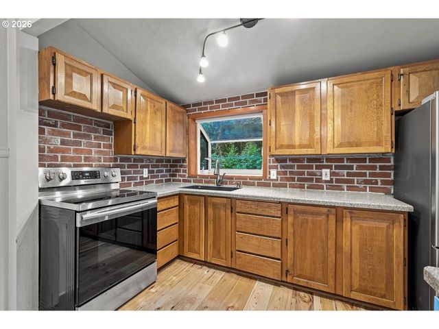 5753 Sw VERMONT St, Portland, OR 97219