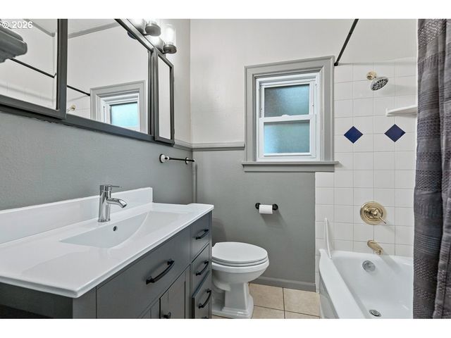 5753 Sw VERMONT St, Portland, OR 97219
