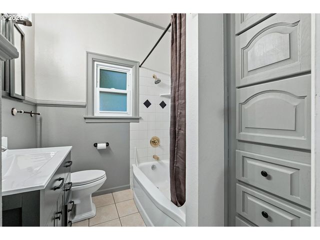 5753 Sw VERMONT St, Portland, OR 97219