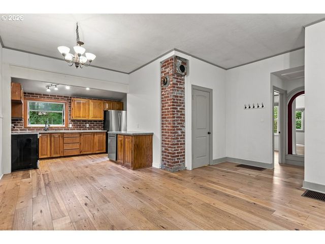5753 Sw VERMONT St, Portland, OR 97219