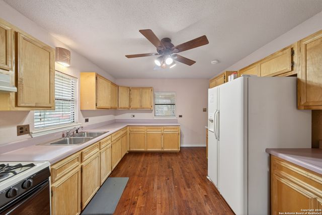 215 S Hackberry Ave, New Braunfels, TX 78130