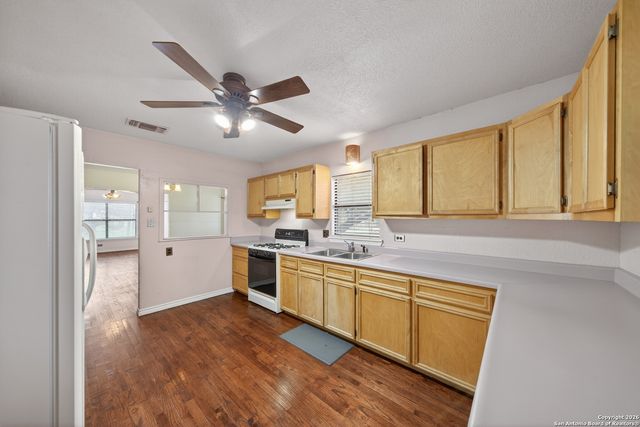 215 S Hackberry Ave, New Braunfels, TX 78130