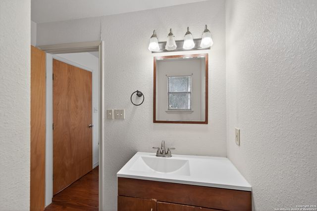 215 S Hackberry Ave, New Braunfels, TX 78130