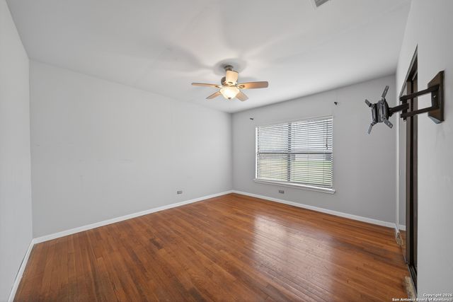 215 S Hackberry Ave, New Braunfels, TX 78130