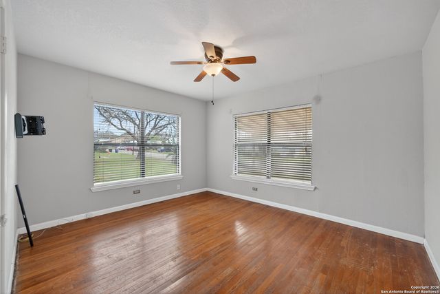 215 S Hackberry Ave, New Braunfels, TX 78130