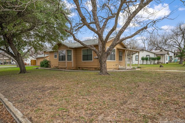 215 S Hackberry Ave, New Braunfels, TX 78130