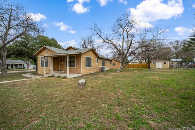 215 S Hackberry Ave, New Braunfels, TX 78130