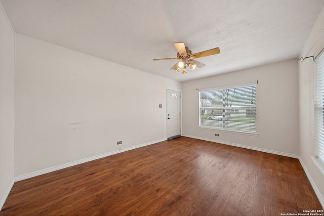 215 S Hackberry Ave, New Braunfels, TX 78130