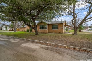215 S Hackberry Ave, New Braunfels, TX 78130