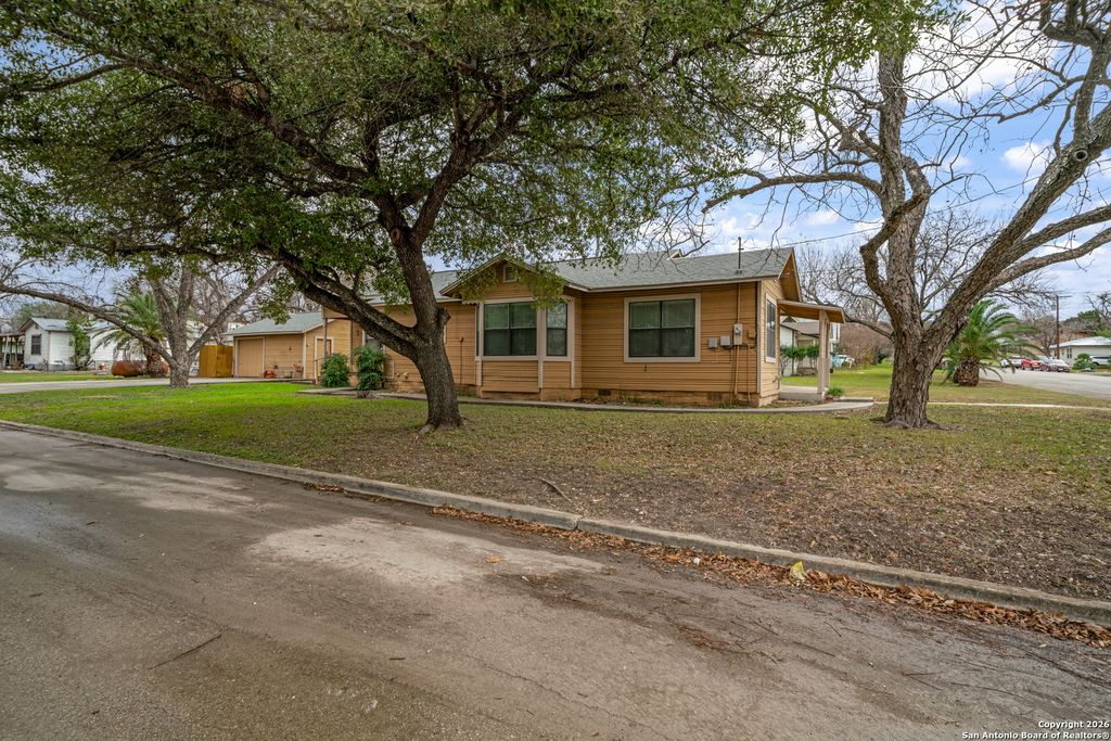 215 S Hackberry Ave, New Braunfels, TX 78130