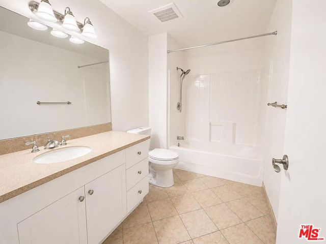 13941 Sherman Way 205, Van Nuys, CA 91405