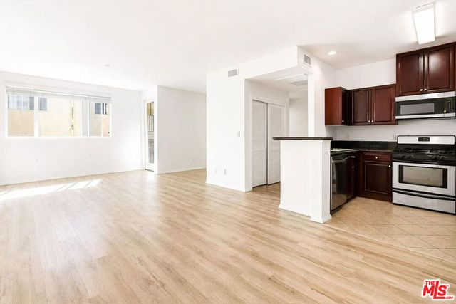 13941 Sherman Way 205, Van Nuys, CA 91405