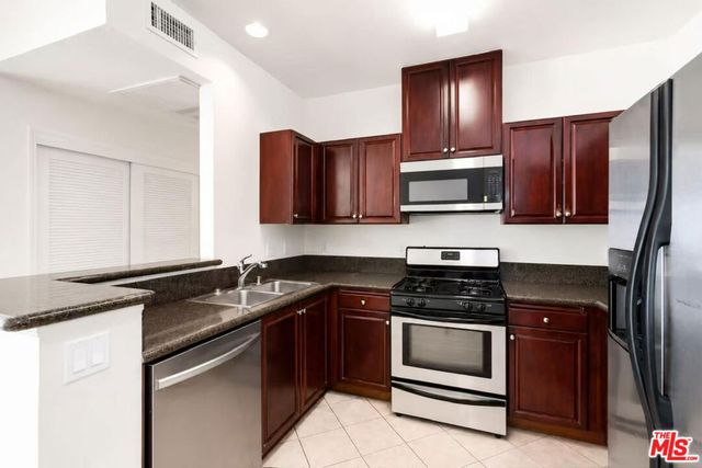 13941 Sherman Way 205, Van Nuys, CA 91405