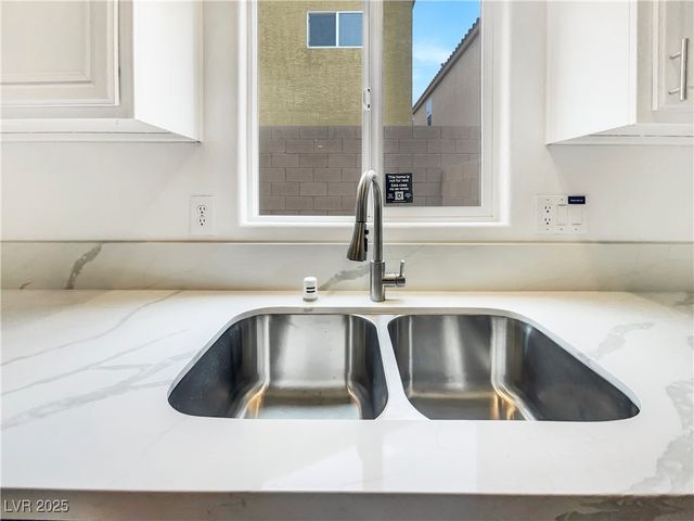 9133 Black Beauty Street, Las Vegas, NV 89113