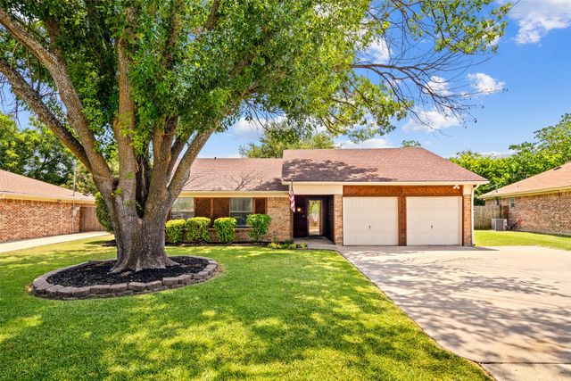 1032 Kane Street, Benbrook, TX 76126