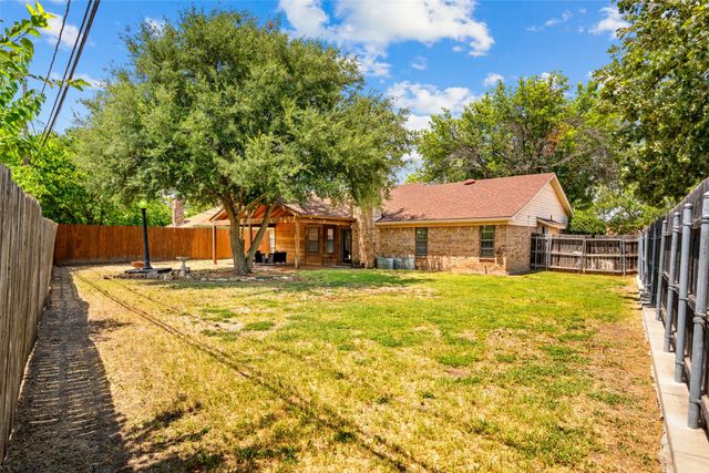 1032 Kane Street, Benbrook, TX 76126